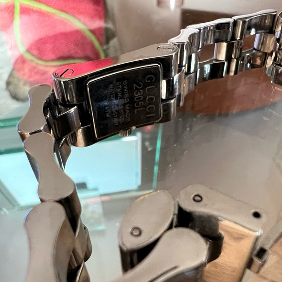 GUCCI 2305L Silver, Stainless Steel Logo Women’s Quartz Watch - Picture 5 of 5